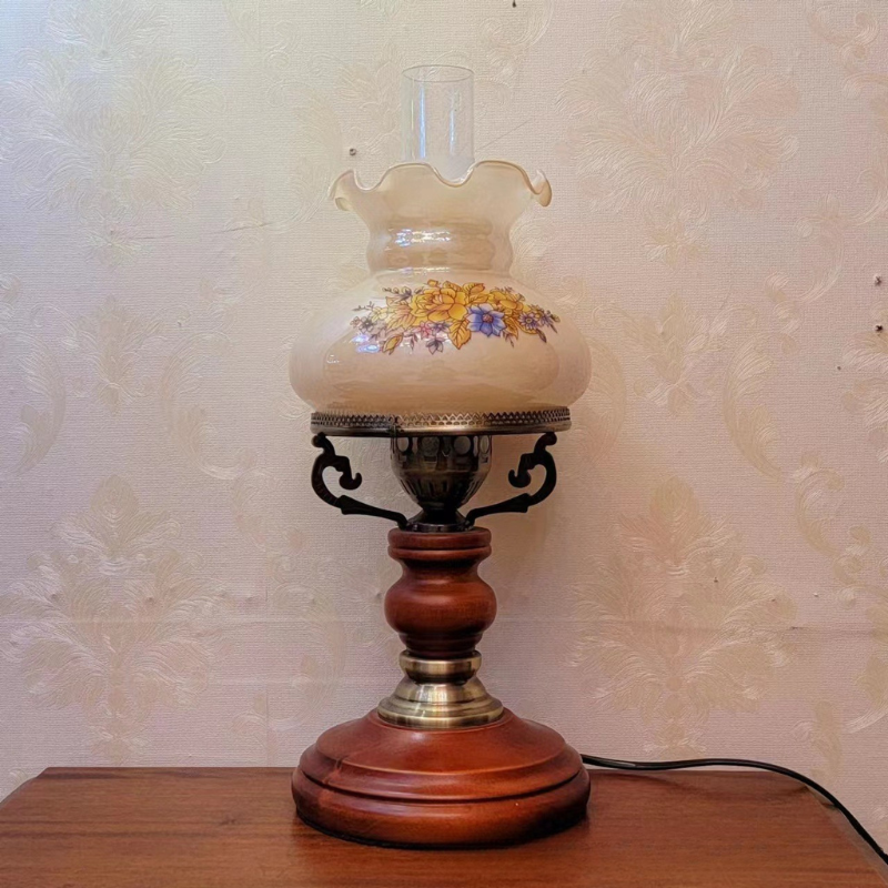 LumaSophie – Classic Red-Brown Urn Table Lamp