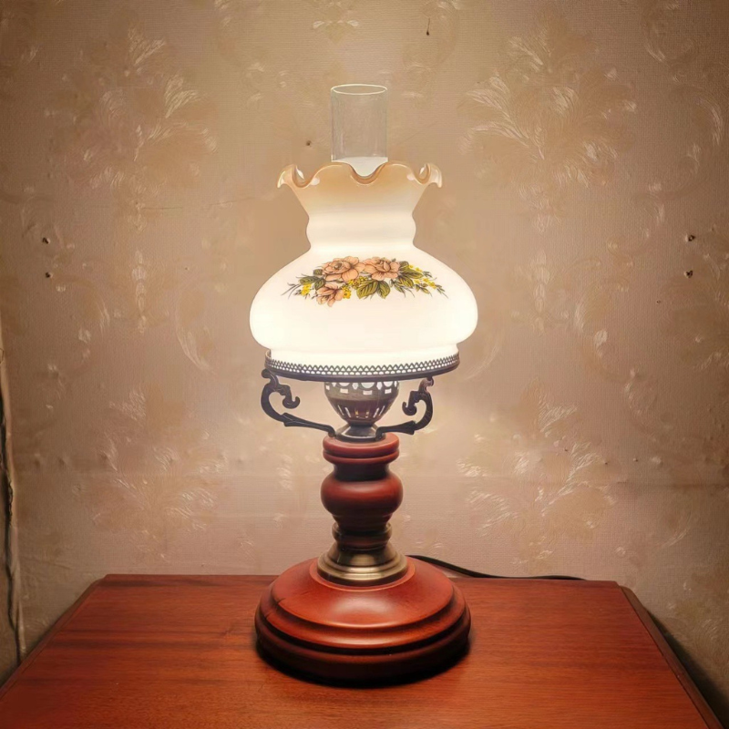 LumaSophie – Classic Red-Brown Urn Table Lamp
