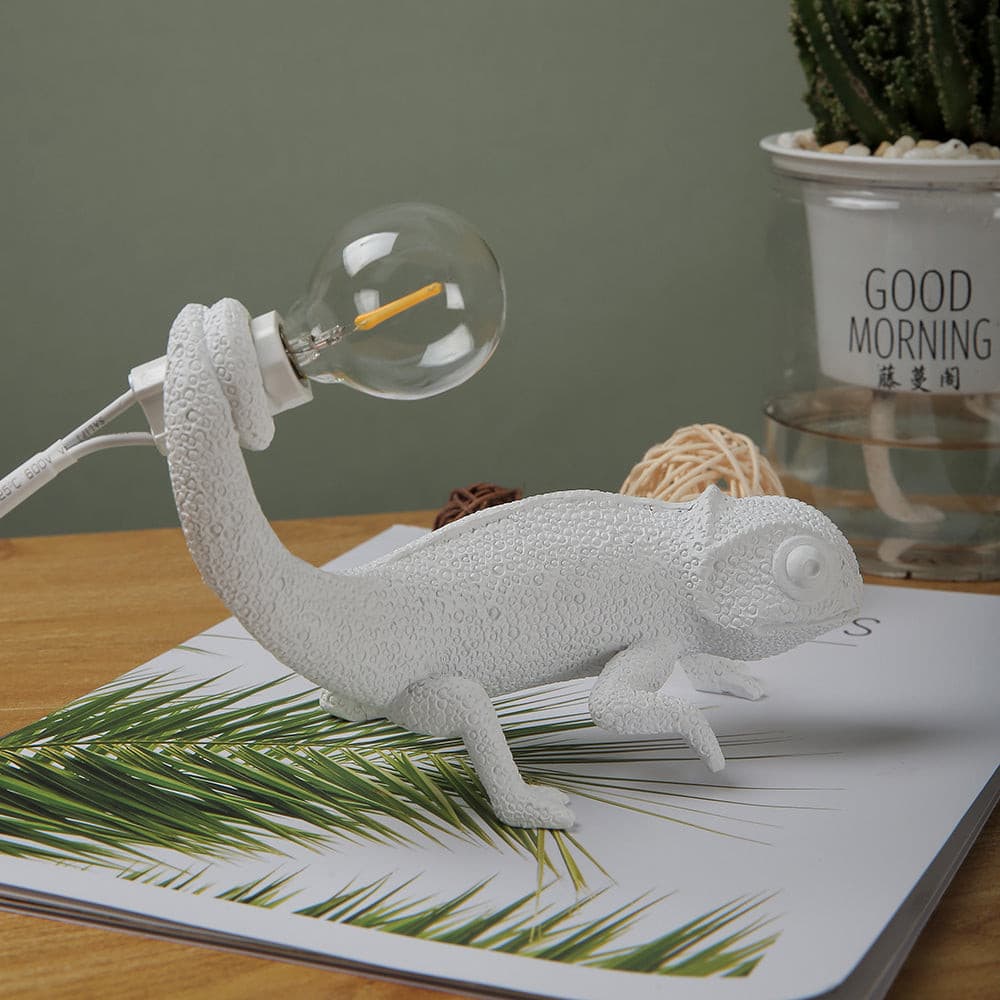 CamouGlow – Resin Table Lamp with Charming Chameleon Detail