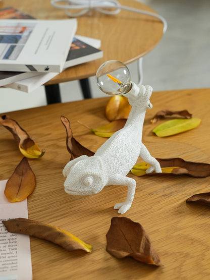 CamouGlow – Resin Table Lamp with Charming Chameleon Detail