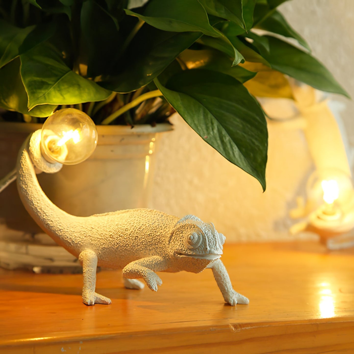 CamouGlow – Resin Table Lamp with Charming Chameleon Detail
