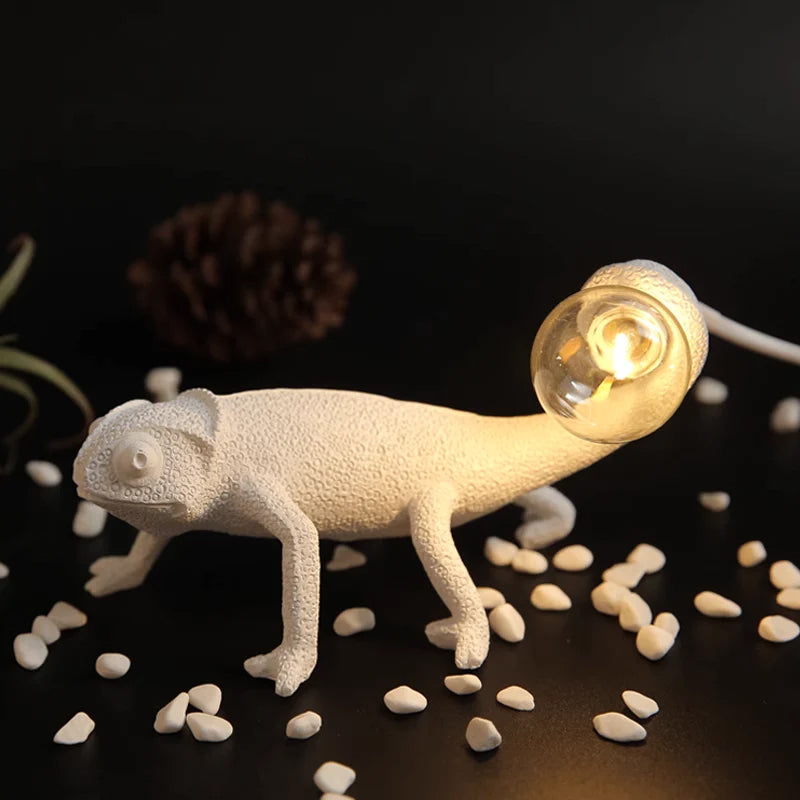 CamouGlow – Resin Table Lamp with Charming Chameleon Detail