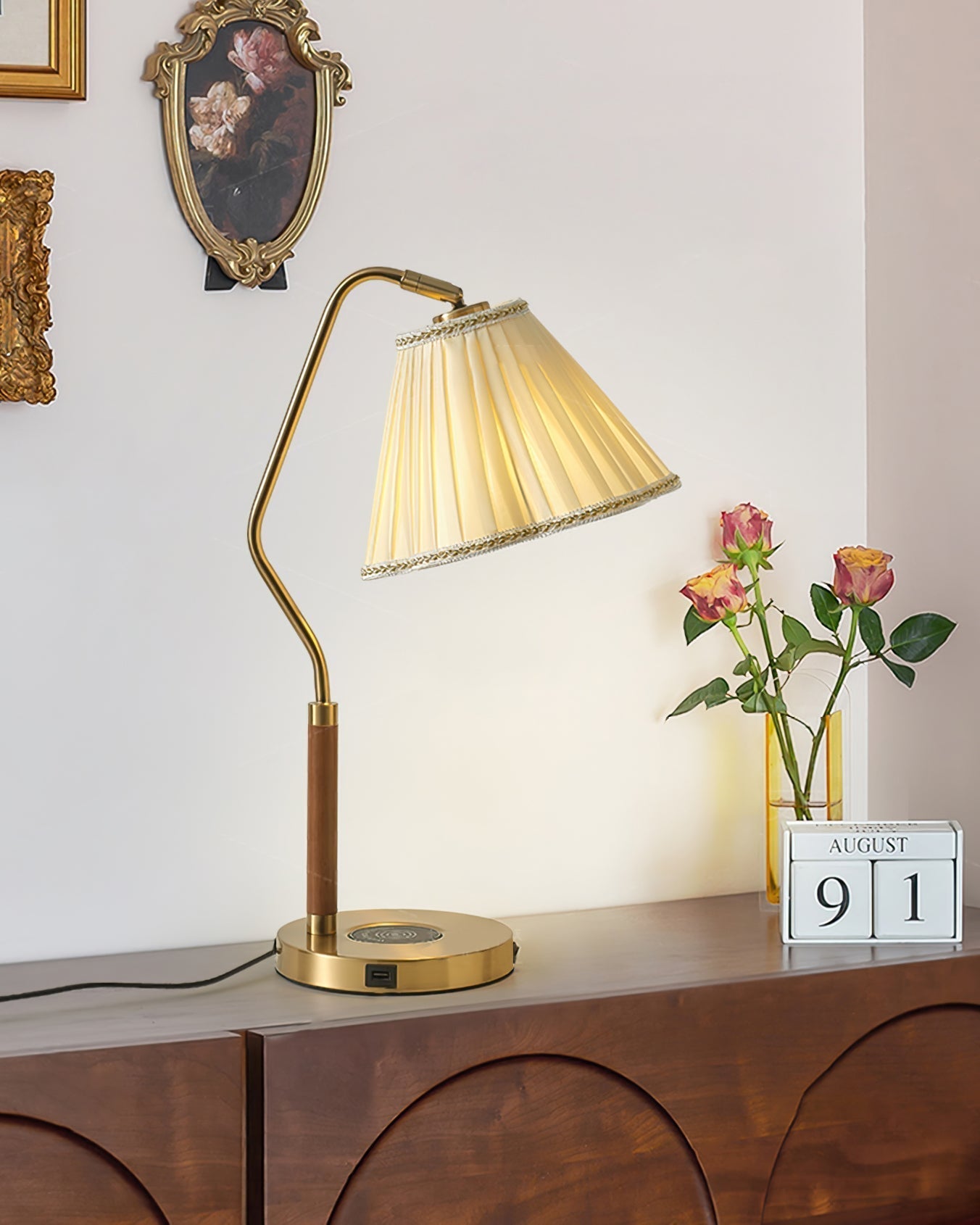GlamourLux – Luxurious Fabric Table Lamp