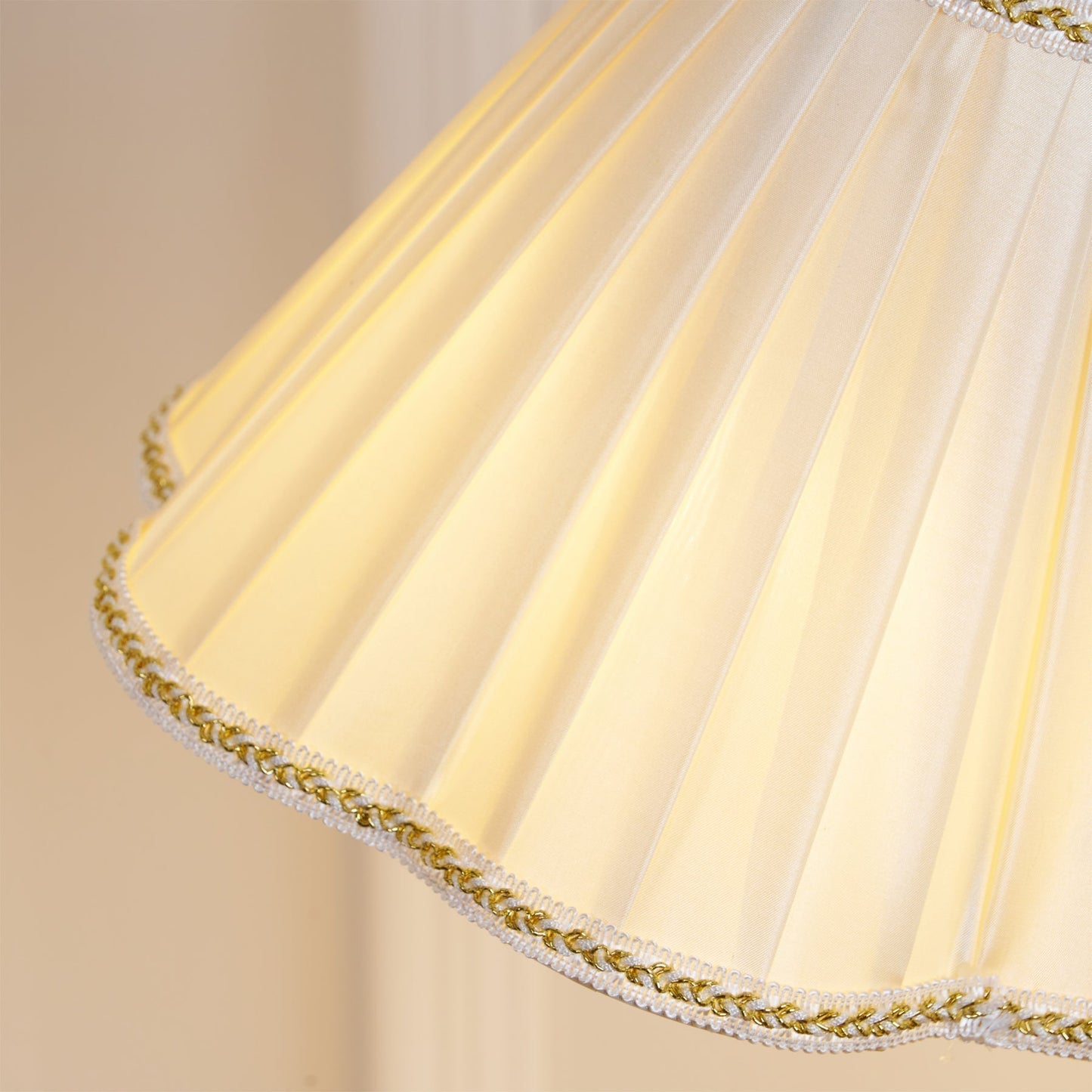 GlamourLux – Luxurious Fabric Table Lamp