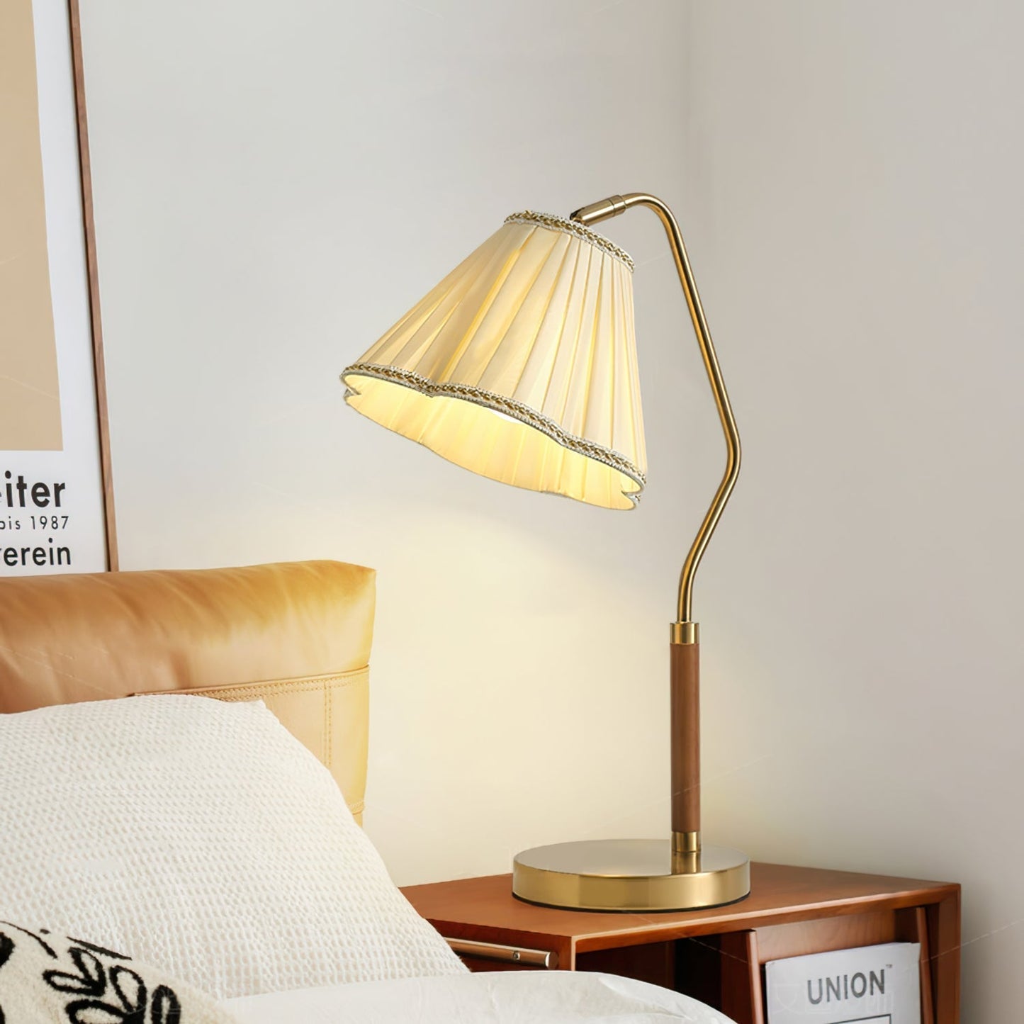 GlamourLux – Luxurious Fabric Table Lamp