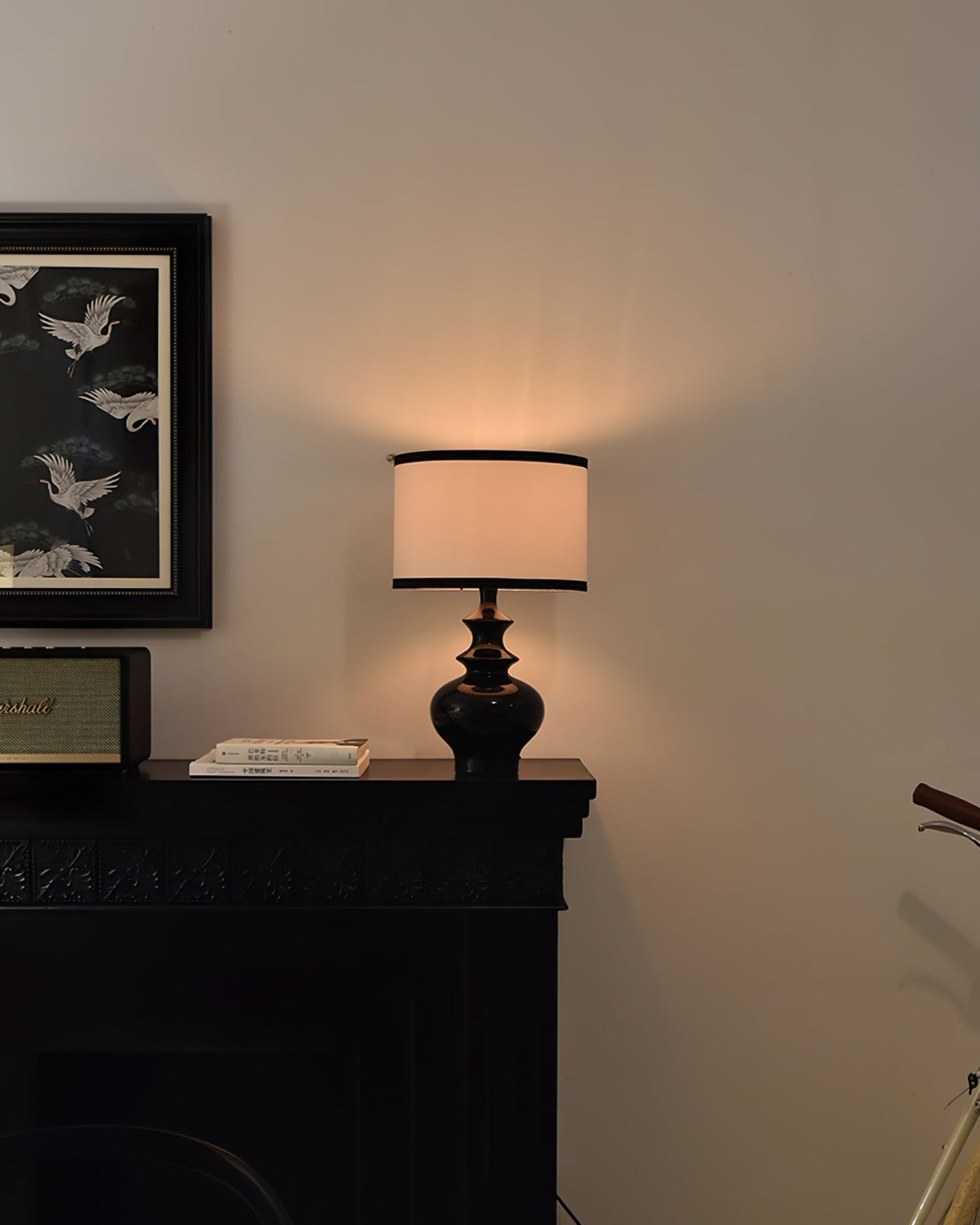 VintageGlow - Lamp with Classic Jar Design and Gentle Light