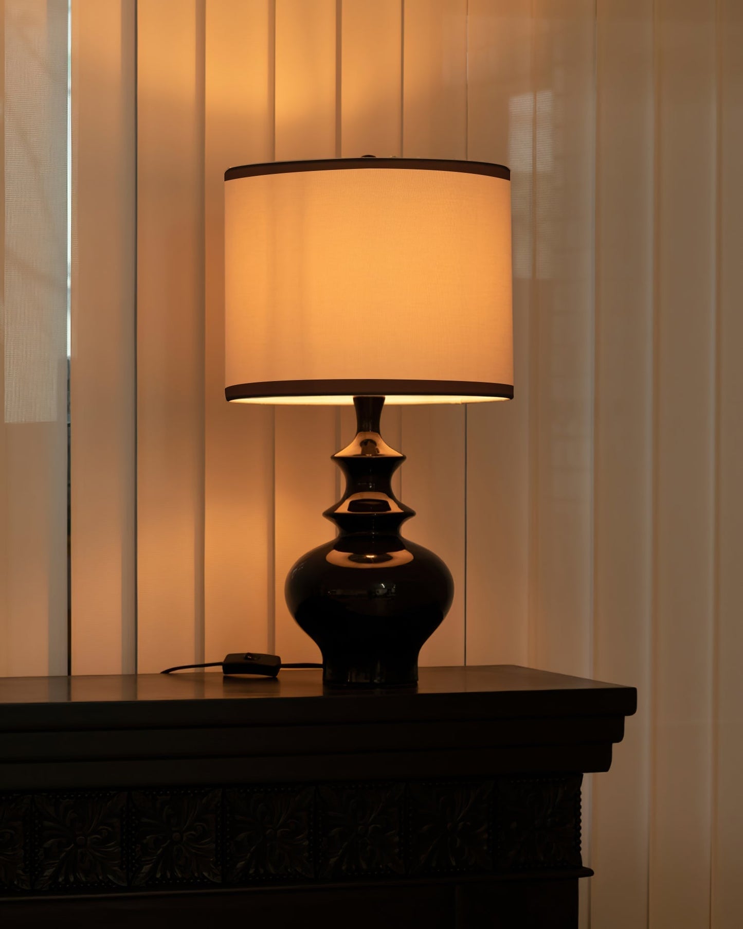 VintageGlow - Lamp with Classic Jar Design and Gentle Light
