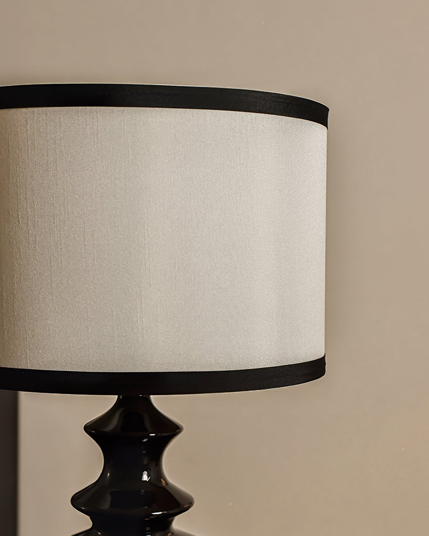 VintageGlow - Lamp with Classic Jar Design and Gentle Light