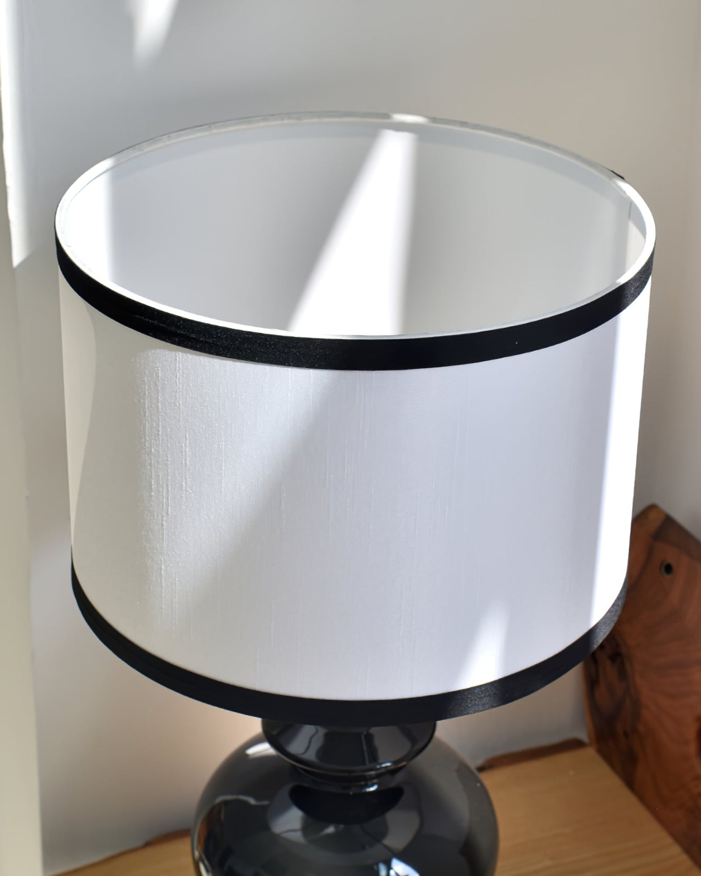 VintageGlow - Lamp with Classic Jar Design and Gentle Light