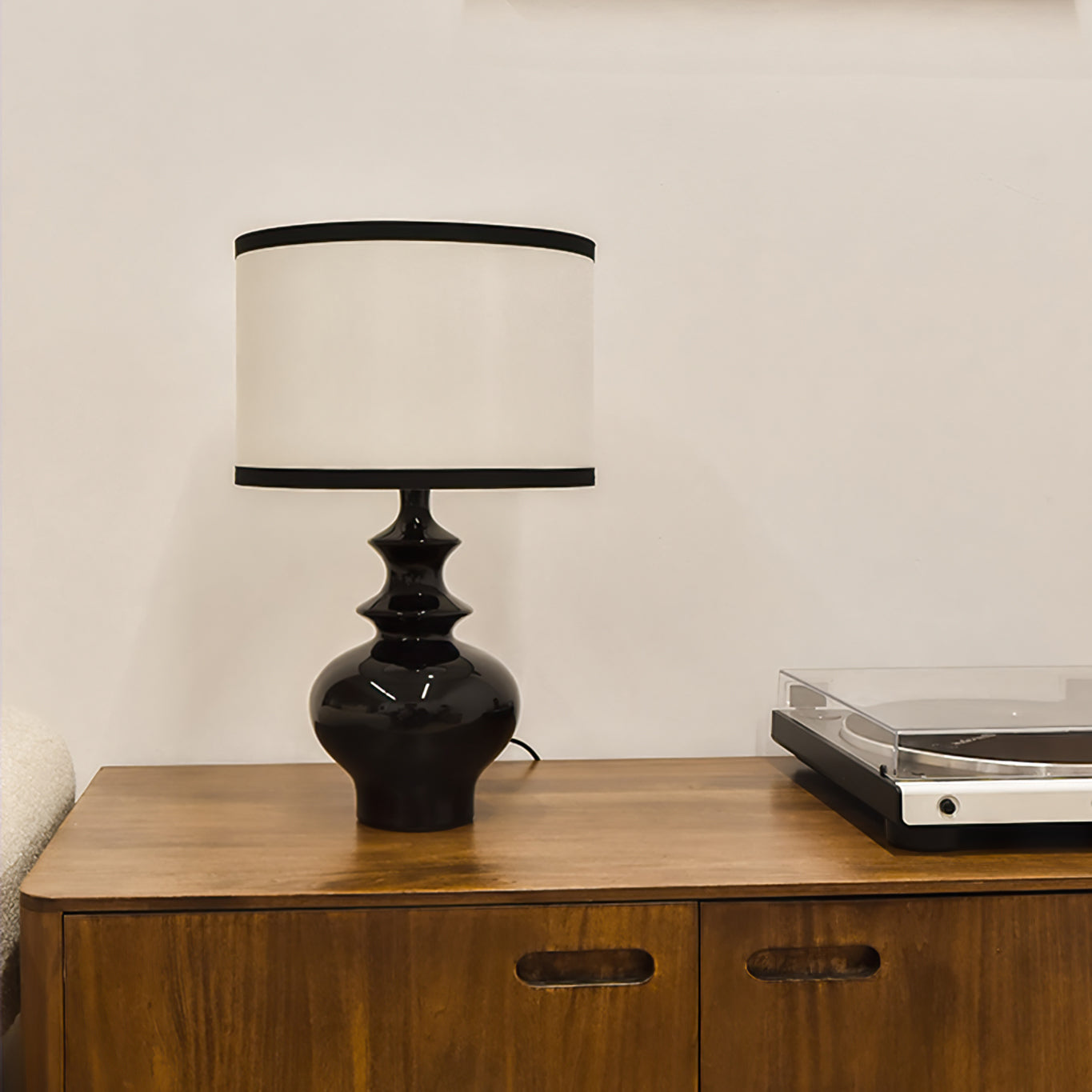 VintageGlow - Lamp with Classic Jar Design and Gentle Light