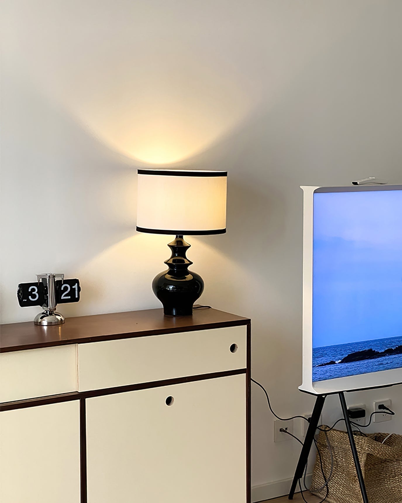 VintageGlow - Lamp with Classic Jar Design and Gentle Light