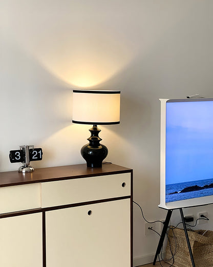 VintageGlow - Lamp with Classic Jar Design and Gentle Light