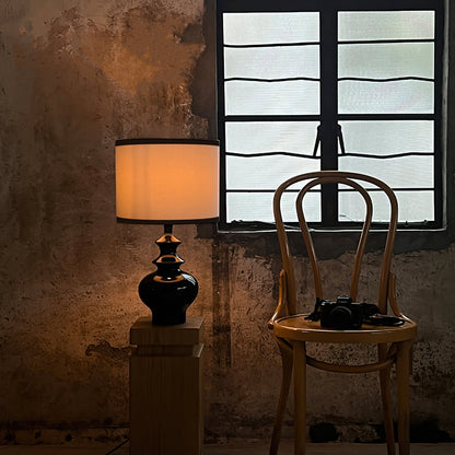 VintageGlow - Lamp with Classic Jar Design and Gentle Light