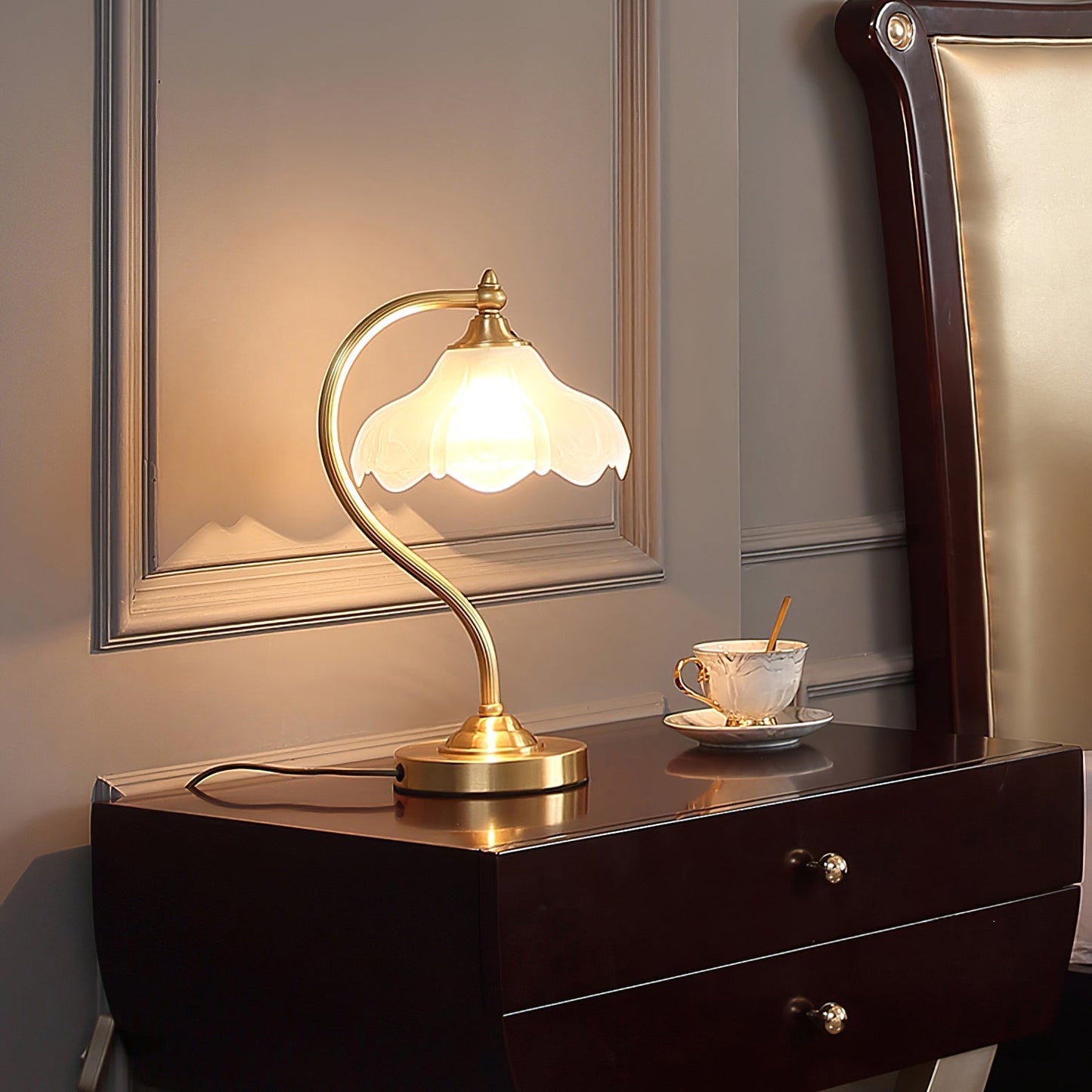 FloraLuxe - Sophisticated Table Light
