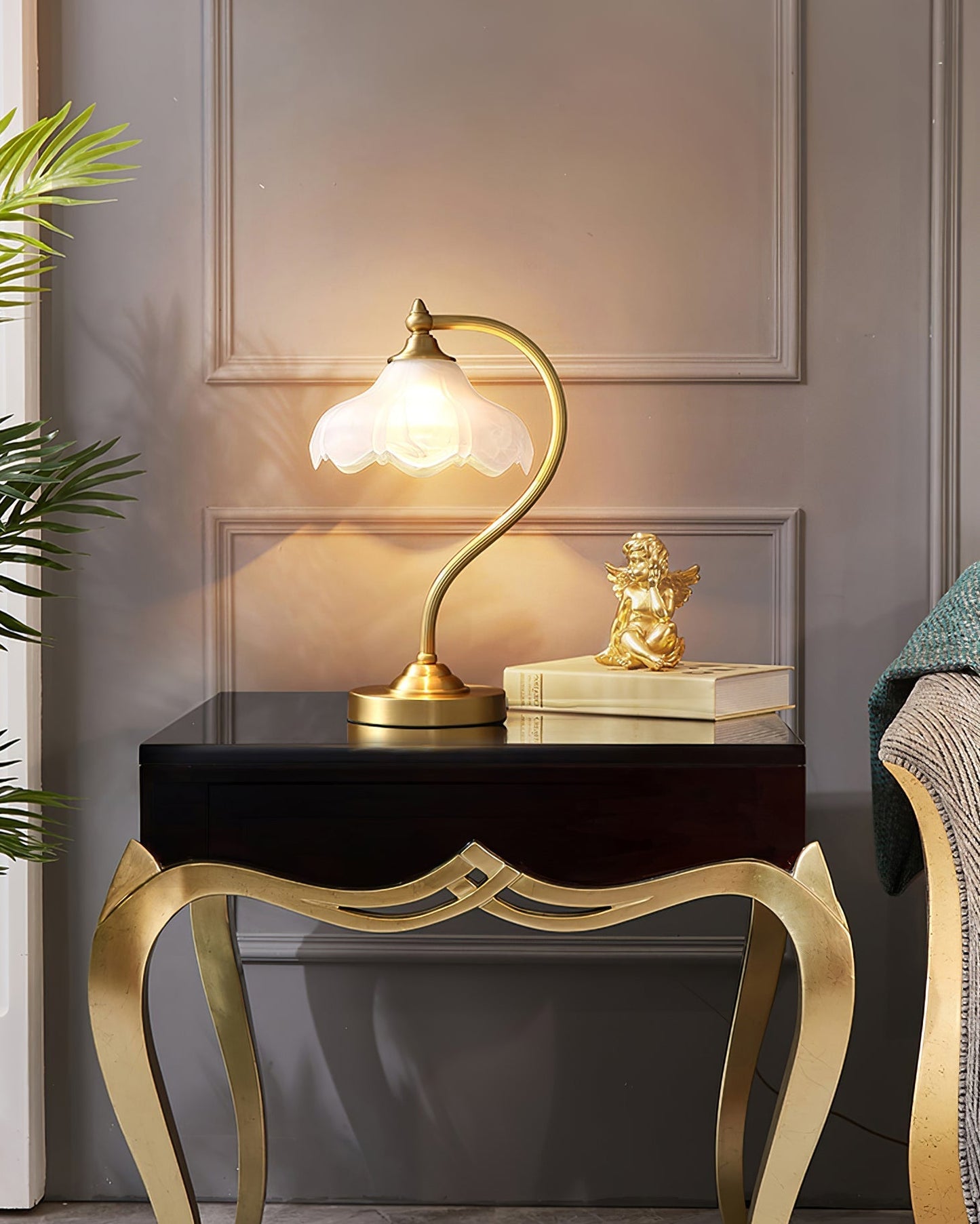 FloraLuxe - Sophisticated Table Light