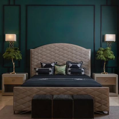 FeatherGlam – Luxurious Table Lamp