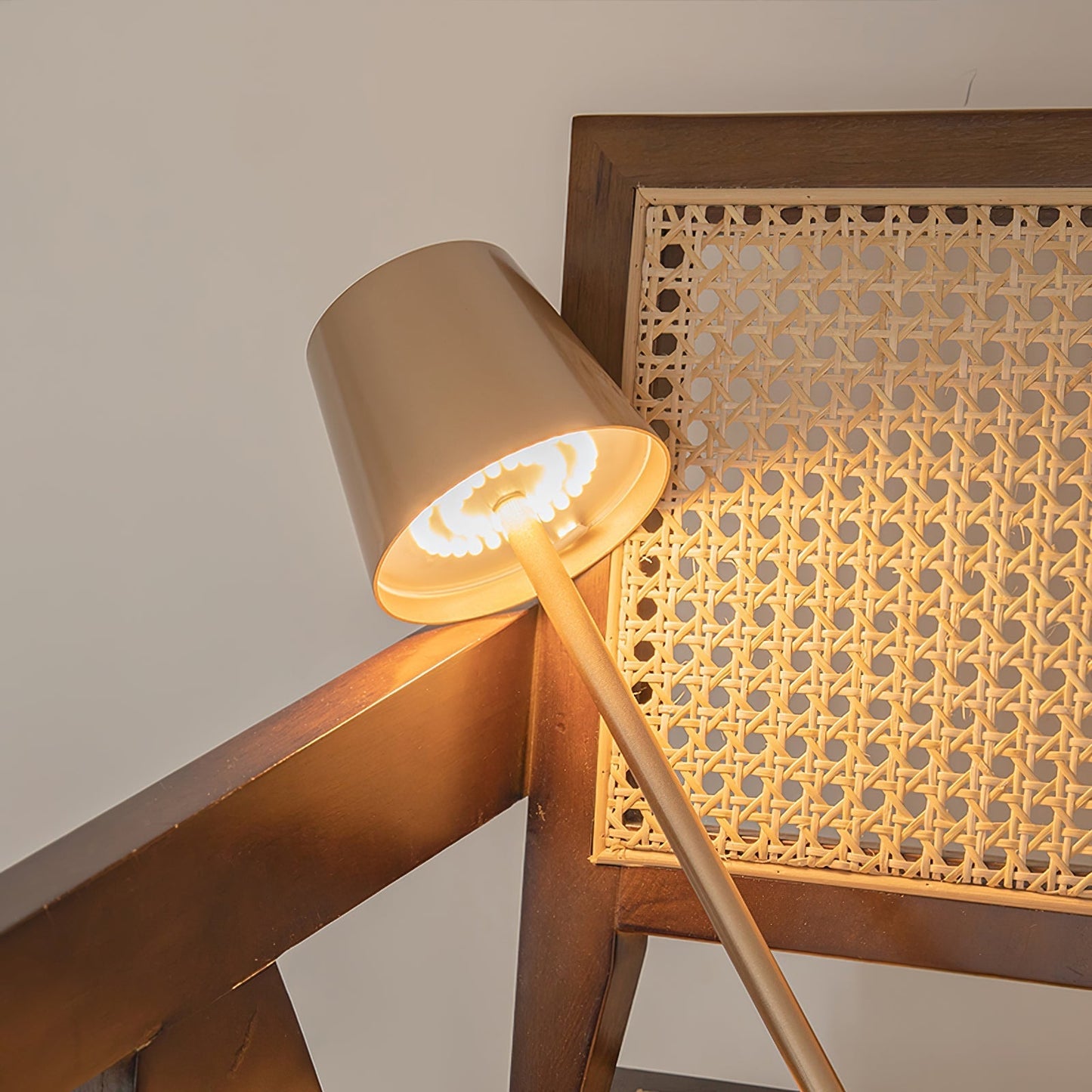 PoldLight – Modern LED Table Lamp with Charging Capability