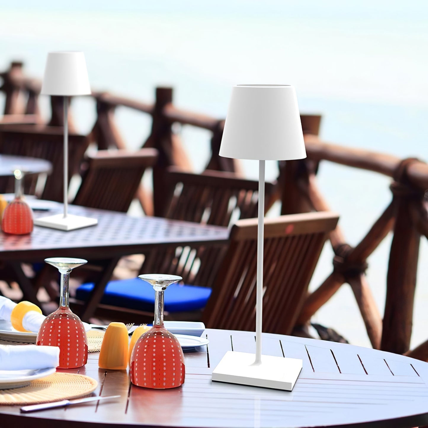PoldLight – Modern LED Table Lamp with Charging Capability