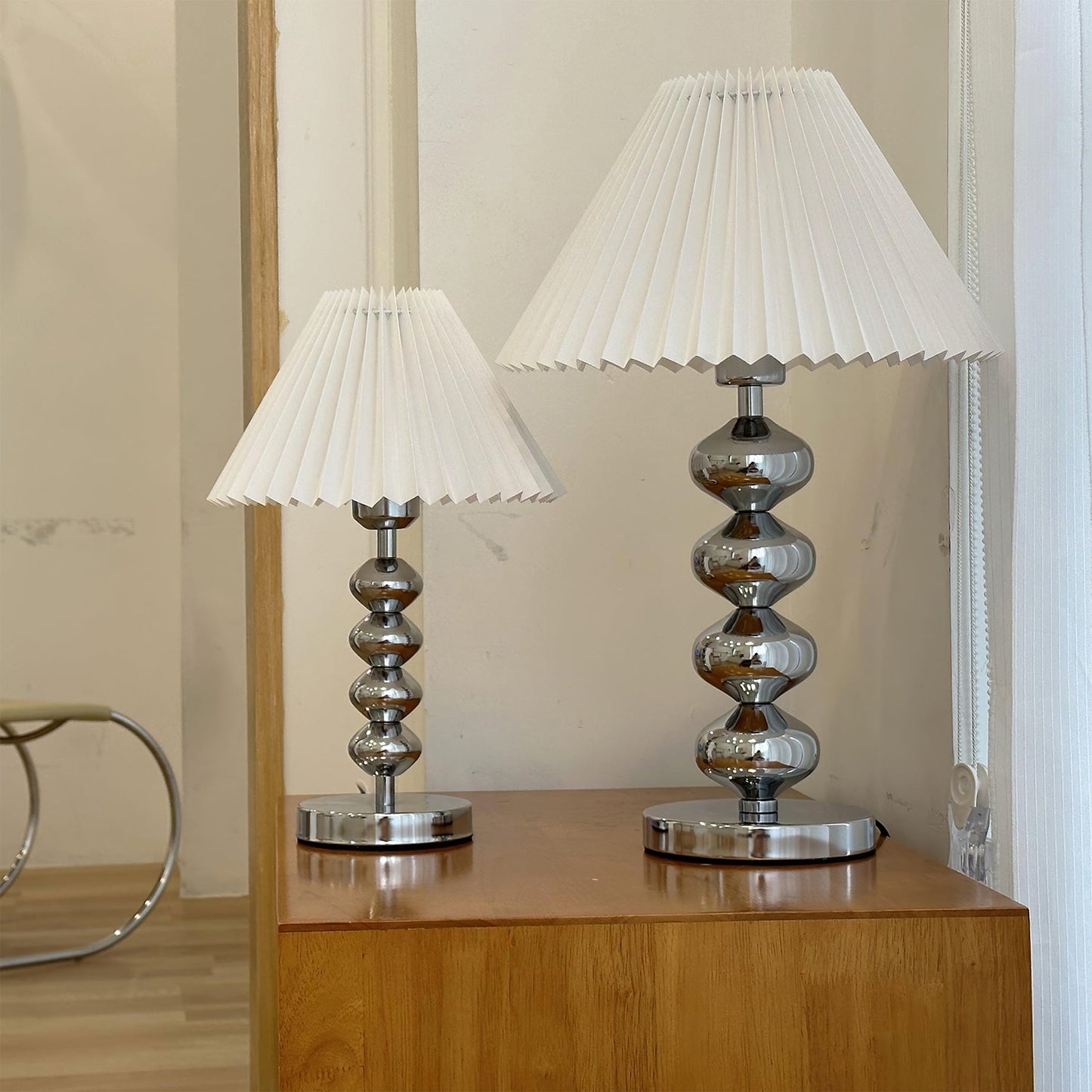 LuxeZuma - Table Lamp with Sleek Base and Cozy Illumination