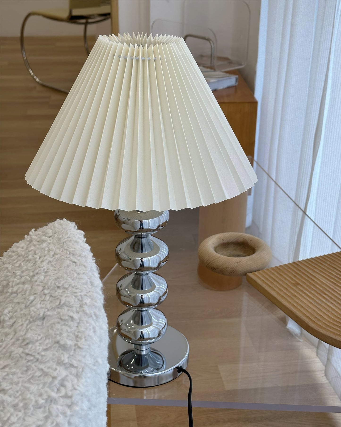 LuxeZuma - Table Lamp with Sleek Base and Cozy Illumination