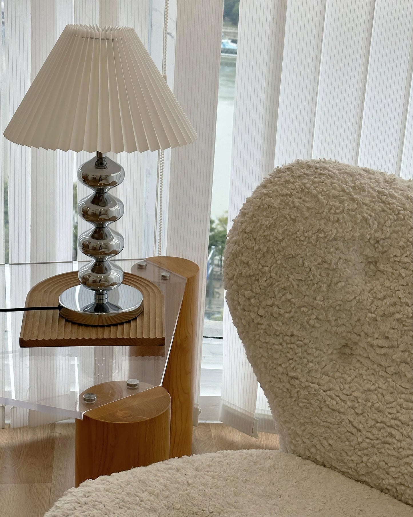 LuxeZuma - Table Lamp with Sleek Base and Cozy Illumination