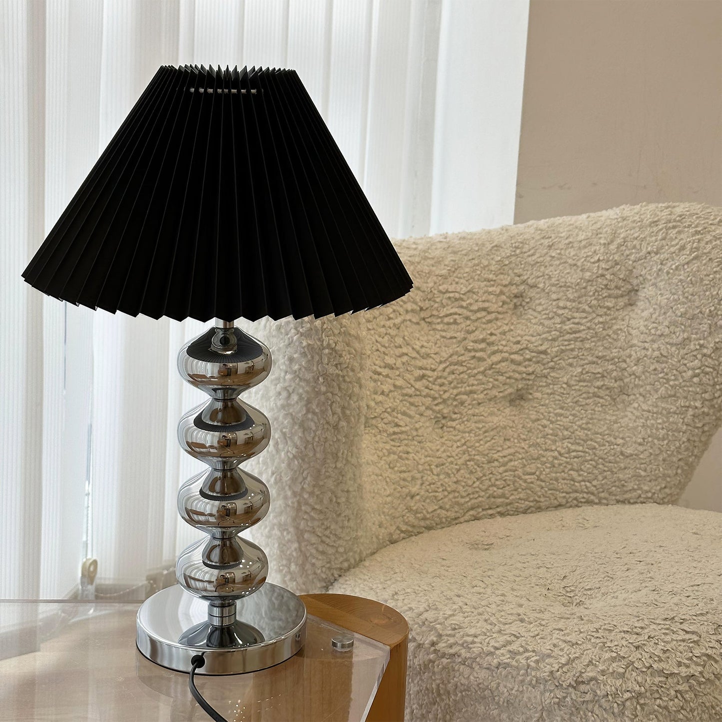 LuxeZuma - Table Lamp with Sleek Base and Cozy Illumination