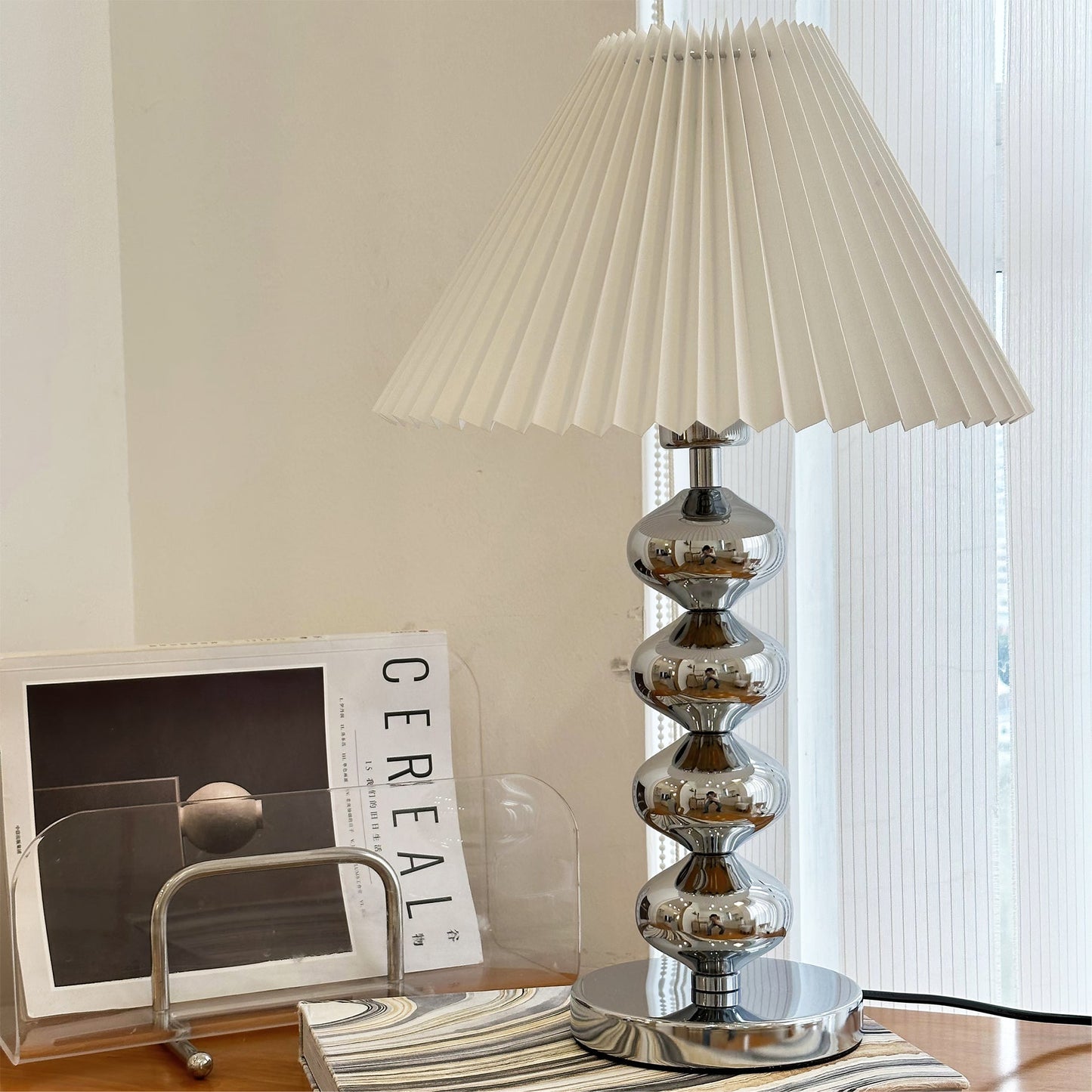 LuxeZuma - Table Lamp with Sleek Base and Cozy Illumination